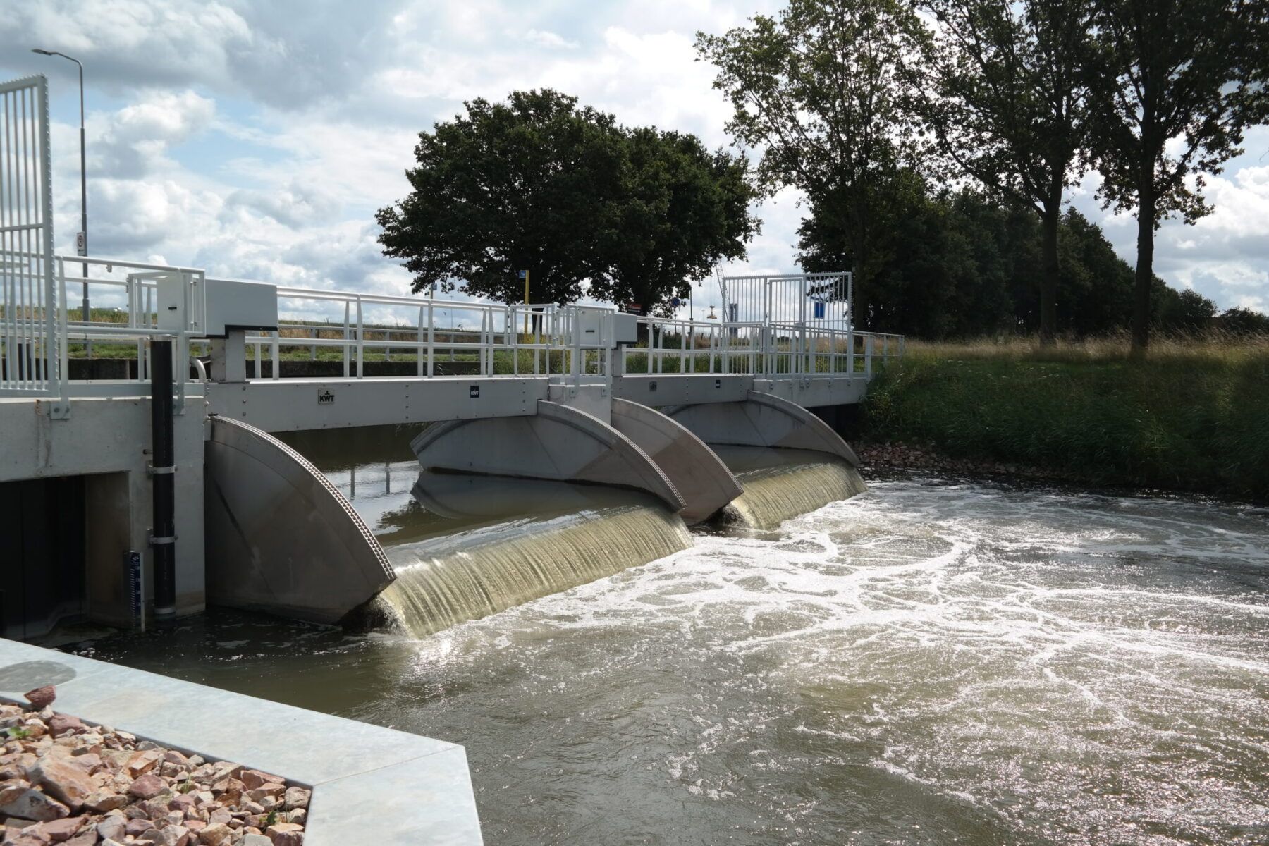 Tilting weirs in the sifon crossing of the Linge with the Amsterdam ...